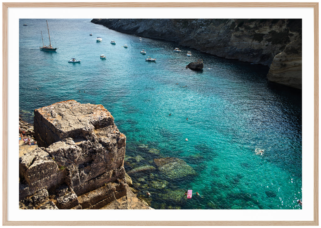 Poster av klippor, vatten och båtar i södra Italien. Ekram.