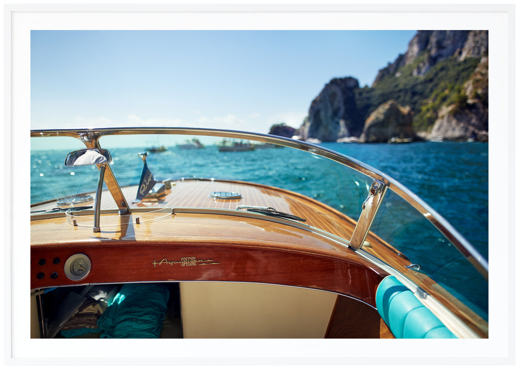  Utsikt inifrån den italienska motorbåten Riva Aquarama. Vit ram