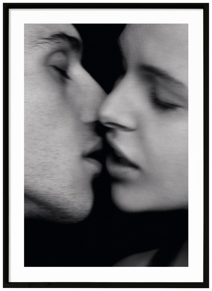 Svart-vit poster. Närbild av man och kvinna ingåendes för kyss. Svart ram.