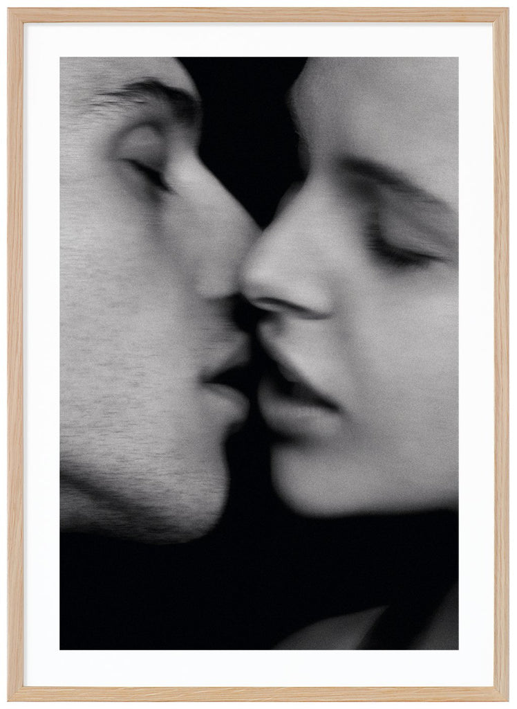 Svart-vit poster. Närbild av man och kvinna iingåendes för kyss. Ekram.