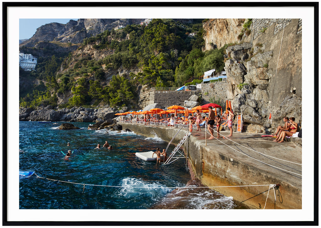 One Fire Beach I Praiano, en italiensk sommardröm. Svart ram 