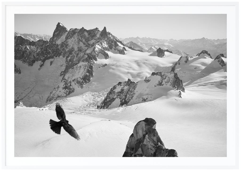 svart-vitt fotografi utöver de franska alperna. Vit ram