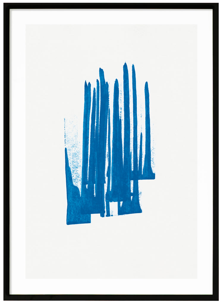 Poster av abstrakt akvarell i blått med vit yta runt om. Svart ram.