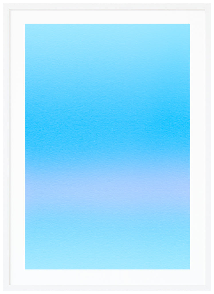 Abstrakt blå poster som tonar i rosa. Vit ram.