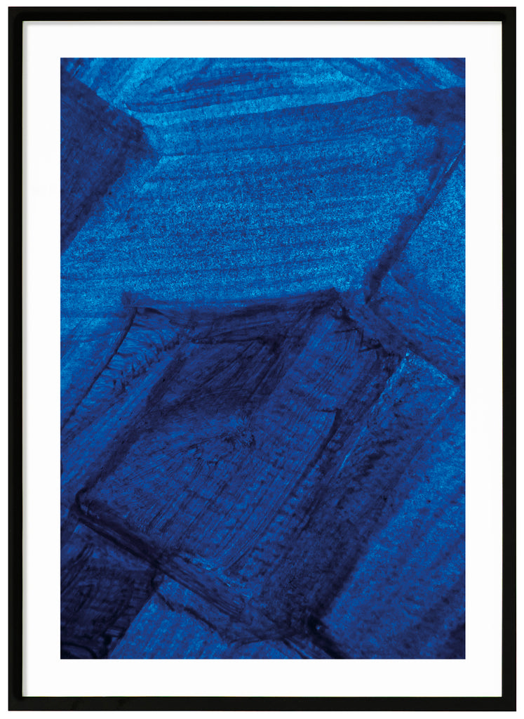 Poster av blå abstrakt akvarellmålning. Svart ram.