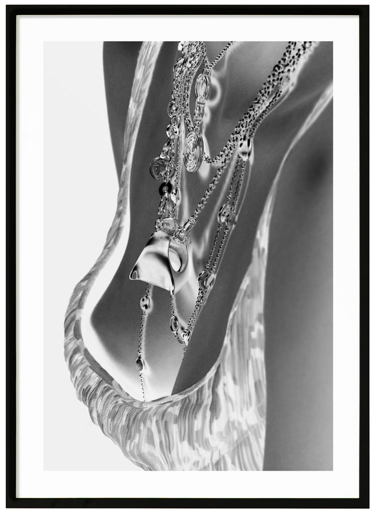 Svart-vitt fotografi av kvinno bröst med exklusiva halsband. Svart ram 