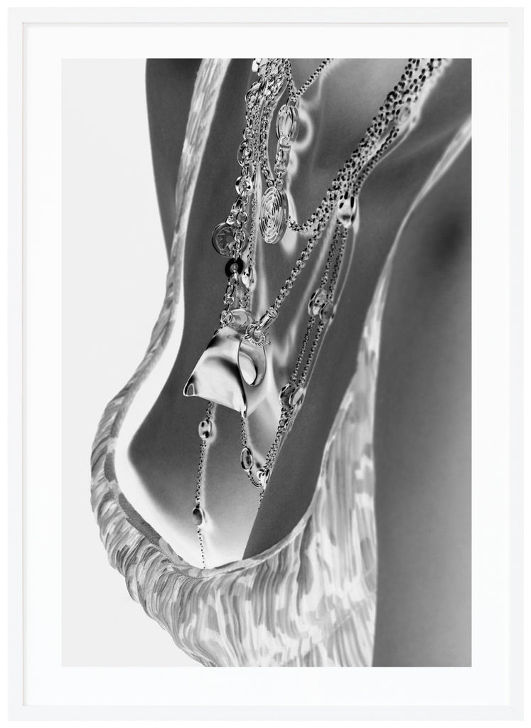 Svart-vitt fotografi av kvinno bröst med exklusiva halsband. Vit ram