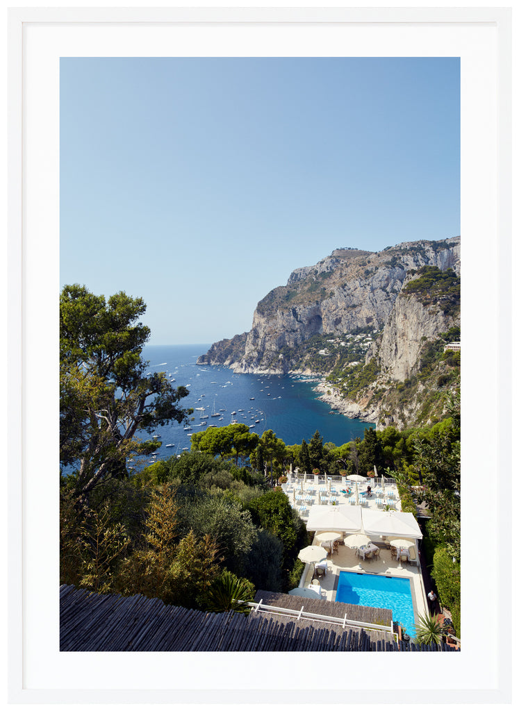 Utsikt från Villa Brunella på Capri. Vit ram