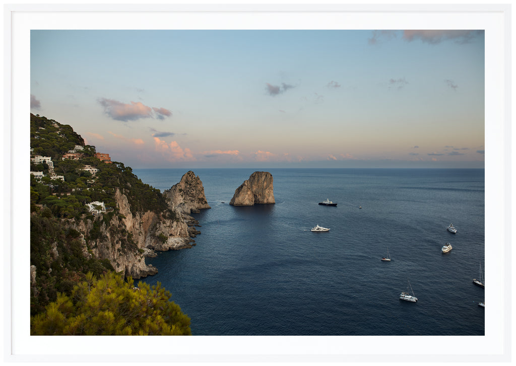 Vy utöver italienska halvön Capri. Vit ram