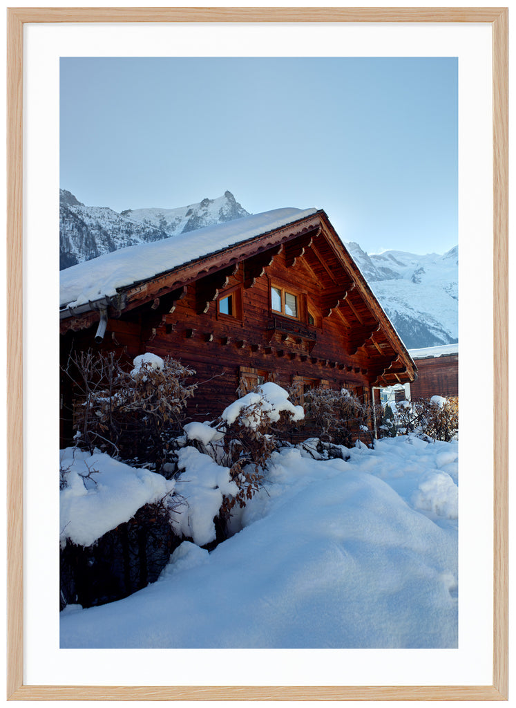 Röd målad alpstuga i Chamonix. Ekram