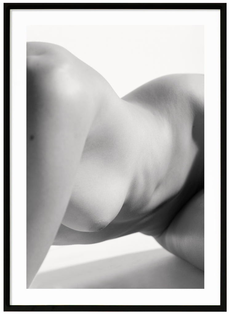 Svart-vit poster av naken kropp med vit bakgrund. Svart ram.