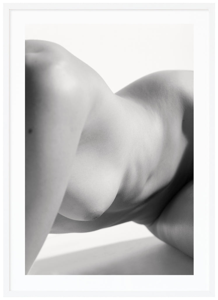 Svart-vit poster av naken kropp med vit bakgrund. Vit ram.