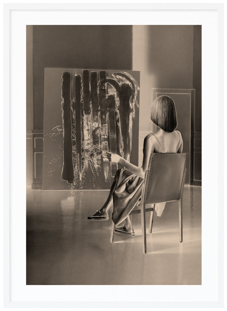 Monokromt varm-tonad poster av sittande kvinna som betraktar ett konstverk. Vit ram.