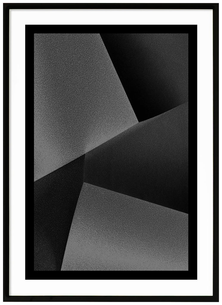 Svart-vit abstrakt och grafisk poster i olika nyanser med svart kant. Svart ram.