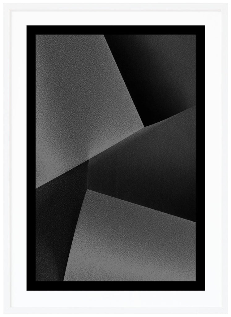 Svart-vit abstrakt och grafisk poster i olika nyanser med svart kant. Vit ram.