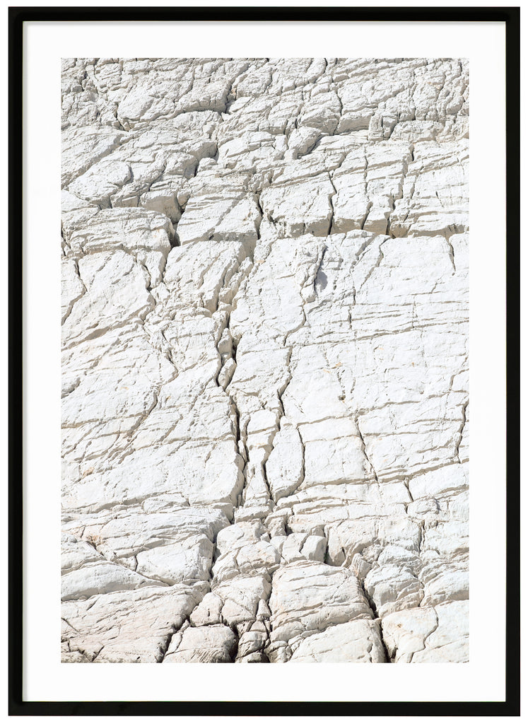 Svart-vit halv abstrakt poster med sprickor. Svart ram.