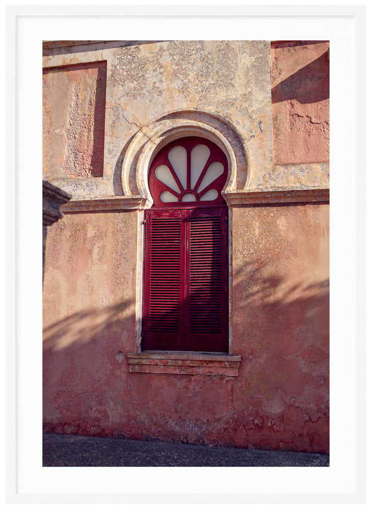 Poster av ett fönster med röda fönsterluckor. Vit ram.