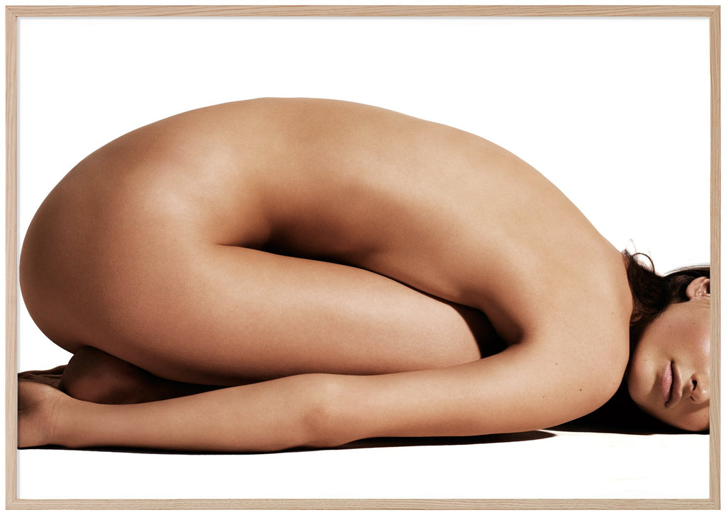 Poster av naken kvinna med magen liggandes mot låren. Ekram.