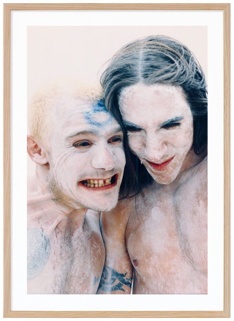 Poster av porträtt av två män med vit färg i ansiktet och på överkroppen. Ekram.