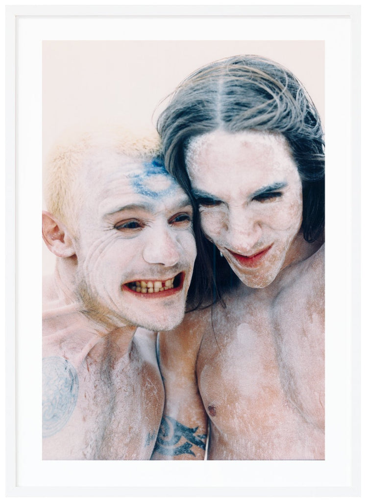 Poster av porträtt av två män med vit färg i ansiktet och på överkroppen. Vit ram.