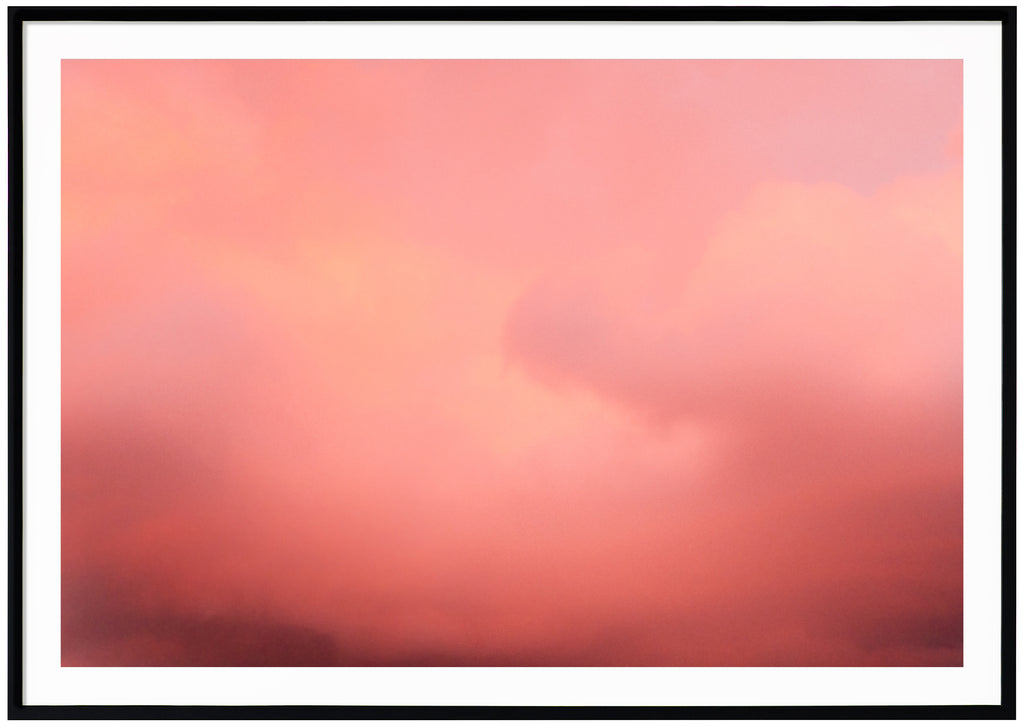 Poster av rosa moln i liggande format. Svart ram.
