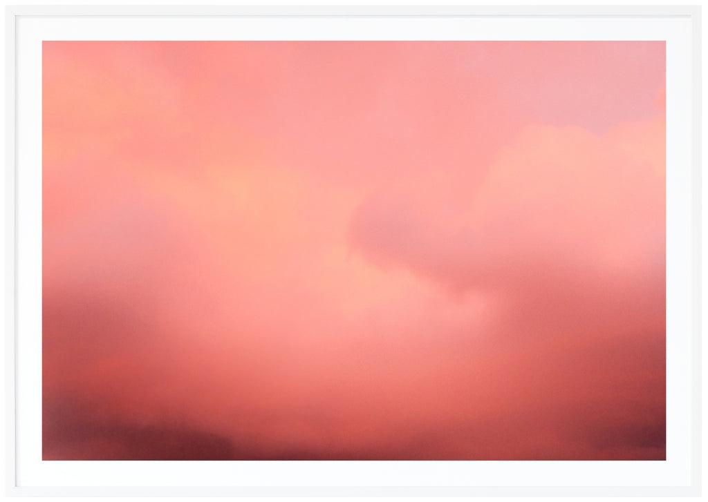 Poster av rosa moln i liggande format. Vit ram.