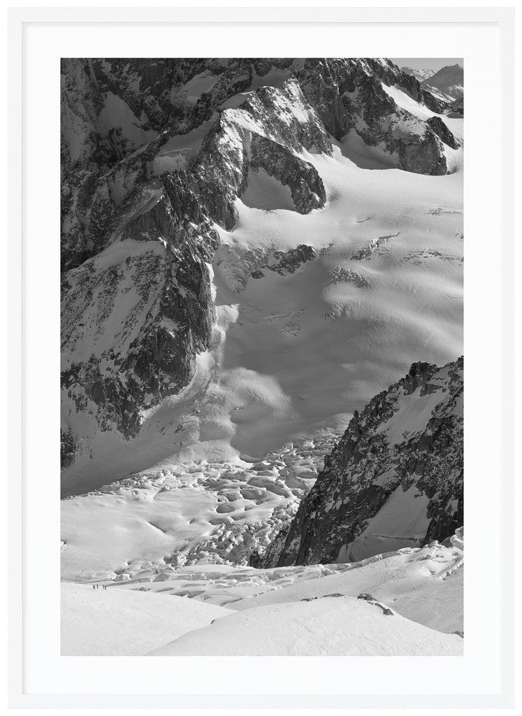 svart-vit poster av soldränkt snötäcke över bergen i alperna. Vit ram