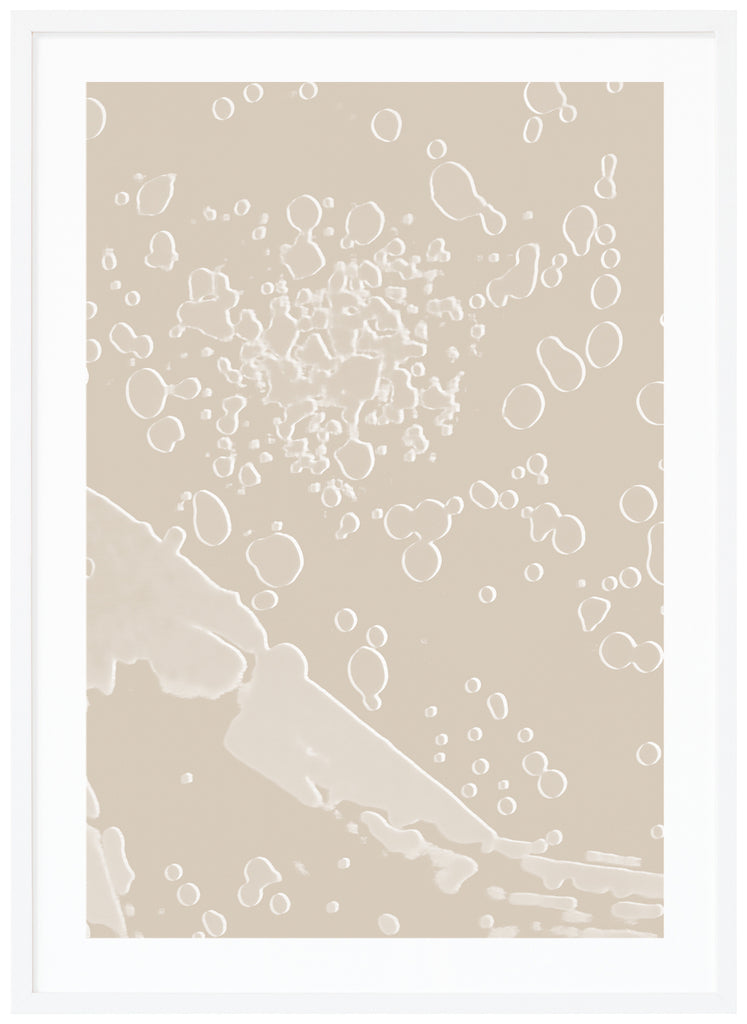 Poster av abstrakt motiv i en beige monokrom ton. Vit ram.