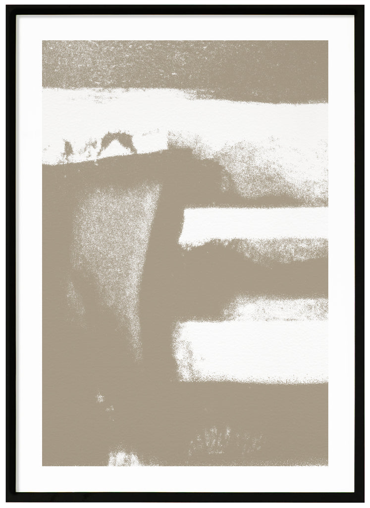 Poster av abstrakt motiv i beige/grå färg. Vit bakgrund. Stående format. Svart ram.