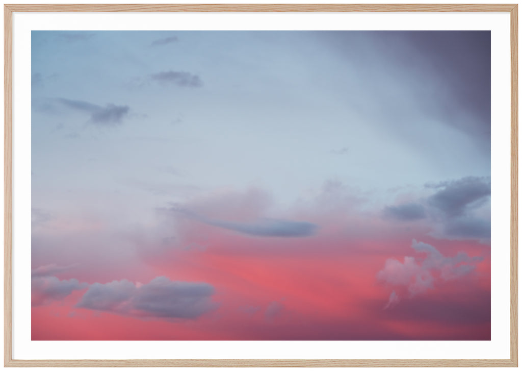 Poster av moln i rosa och blått sken. Liggande format. Ekram.