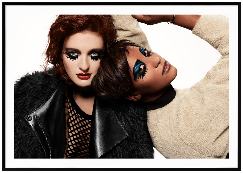 Poster av icona pop med ögon sminking. Liggande format. Svart ram.