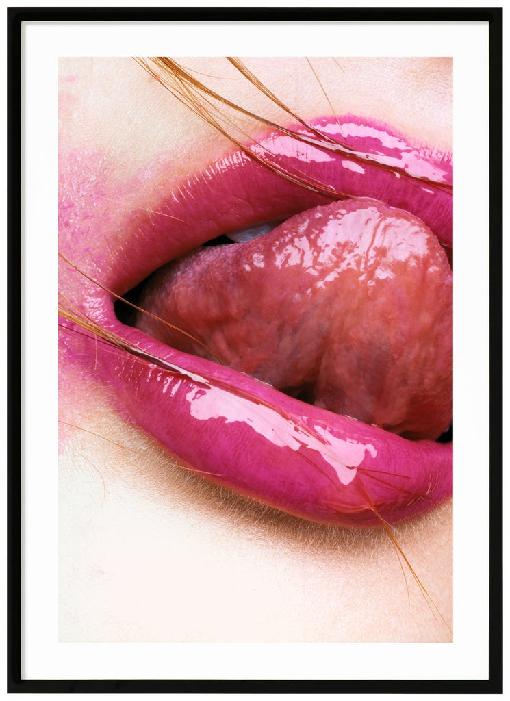 Poster av närbild på rosa läppar som slickar sig på överläppen. Några hårslingor på munnen. Svart ram.