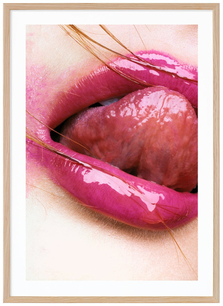 Poster av närbild på rosa läppar som slickar sig på överläppen. Några hårslingor på munnen. Ekram.