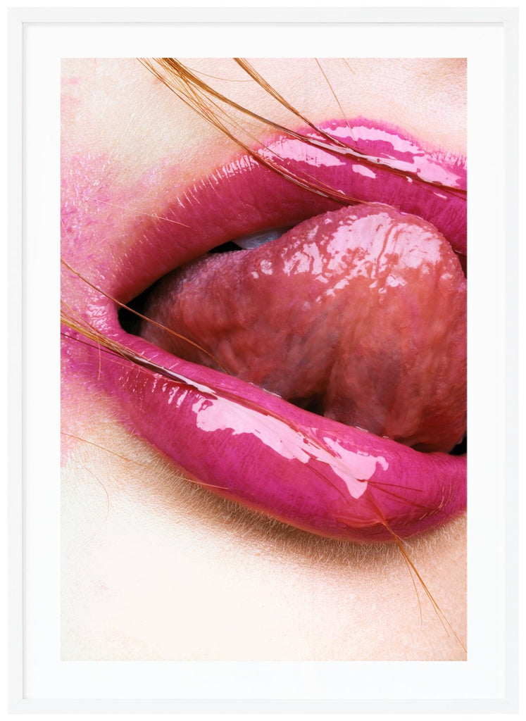 Poster av närbild på rosa läppar som slickar sig på överläppen. Några hårslingor på munnen. Vit ram.