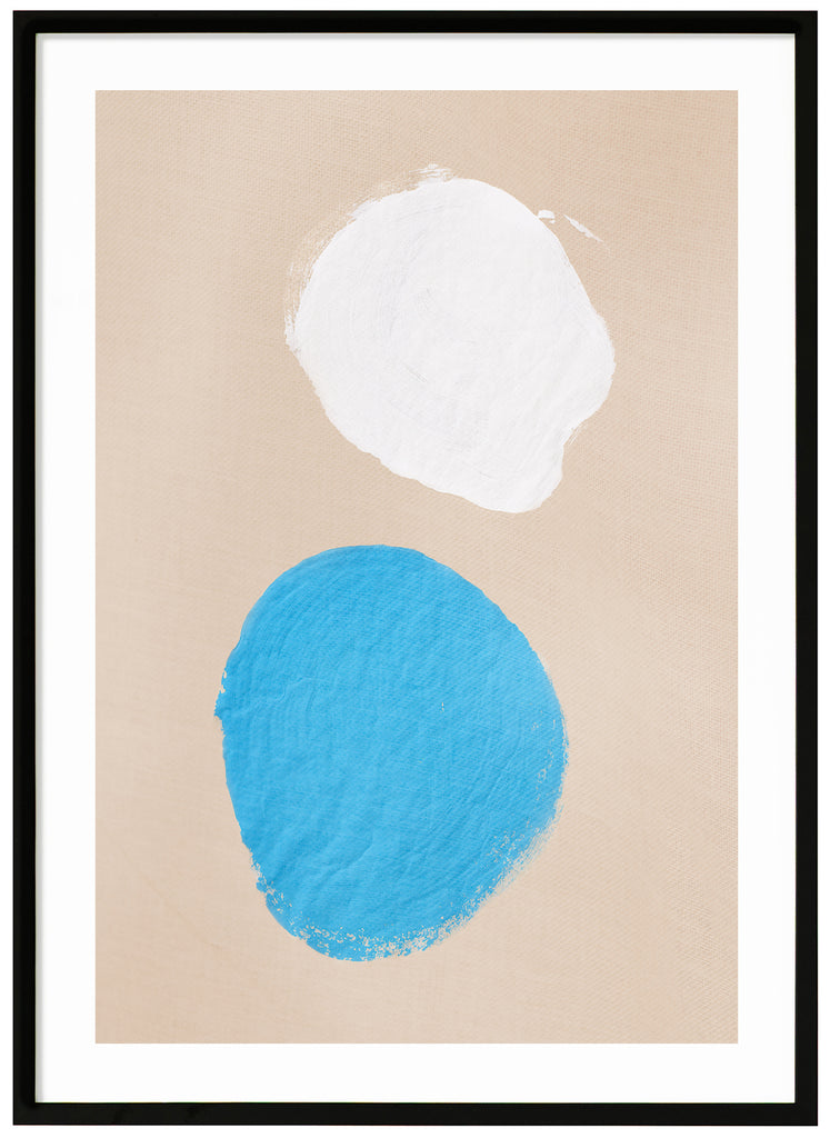 Poster av blå och vit målad fläck på en beige yta. Svart ram.