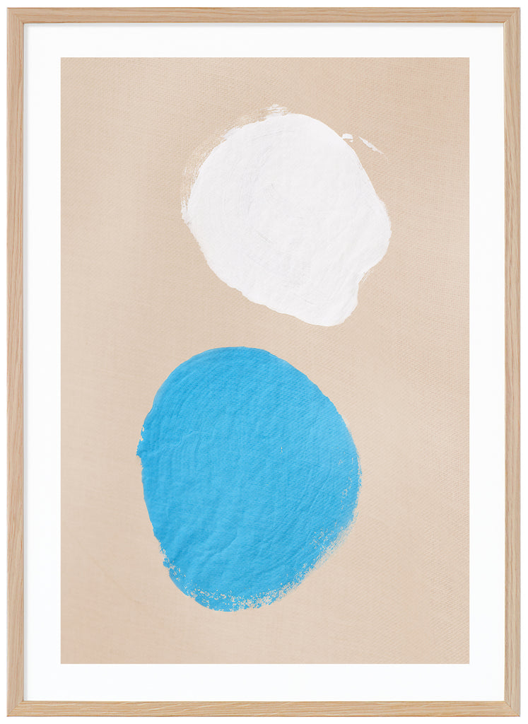 Poster av blå och vit målad fläck på en beige yta. Ekram.