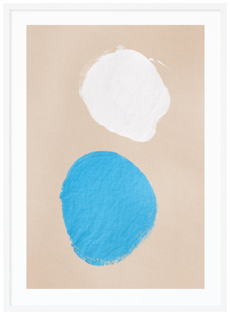 Poster av blå och vit målad fläck på en beige yta. Vit ram.