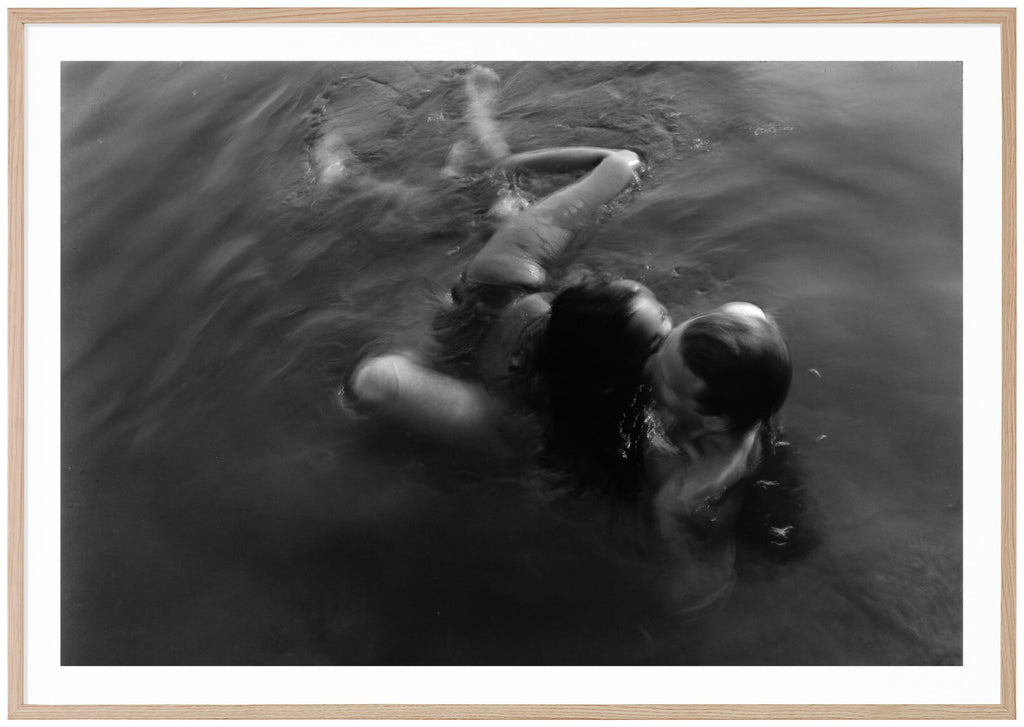 Svart-vit poster av två personer som badar. Liggande format. Ekram.