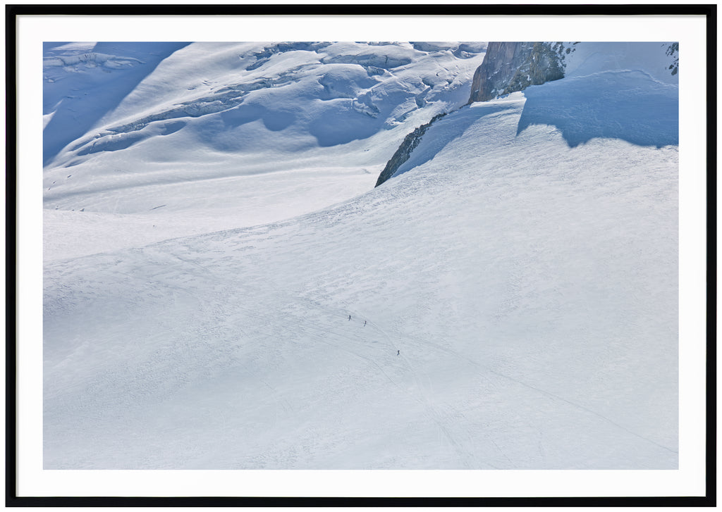 Färgfotografi av enorm snötäckt yta, franska alperna. Svart ram