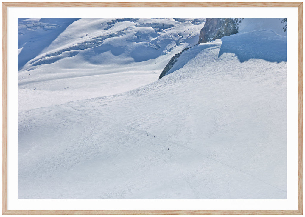 Färgfotografi av enorm snötäckt yta, franska alperna.  Ekram