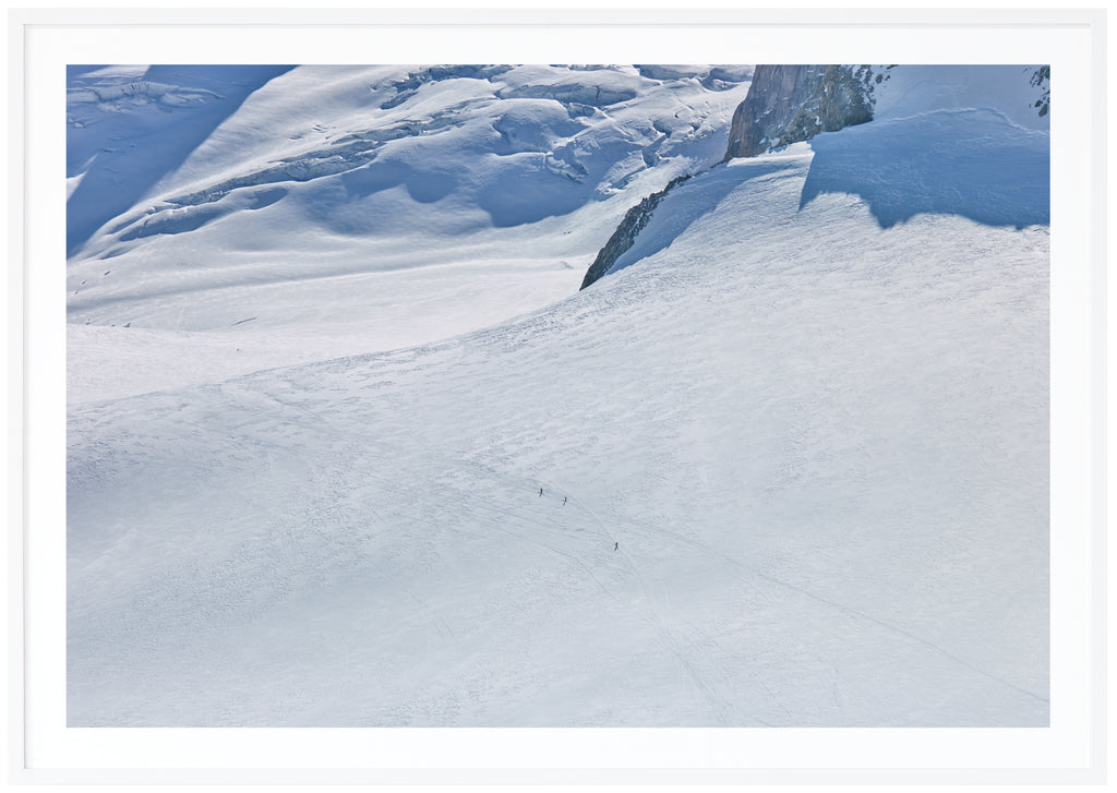 Färgfotografi av enorm snötäckt yta, franska alperna.  Vit ram