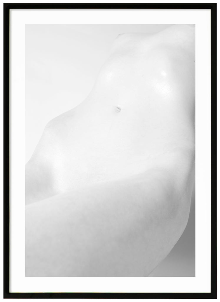 Svart-vit poster av naken kvinnokropp. Magen och bröst. Svart ram.