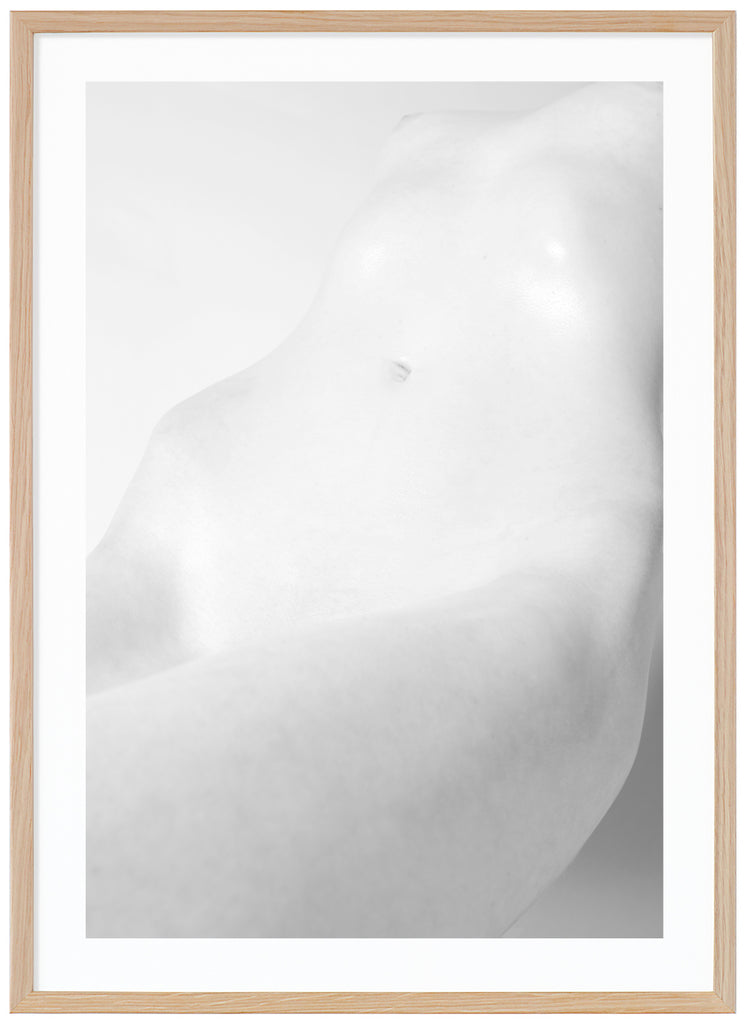 Svart-vit poster av naken kvinnokropp. Magen och bröst. Ekram.