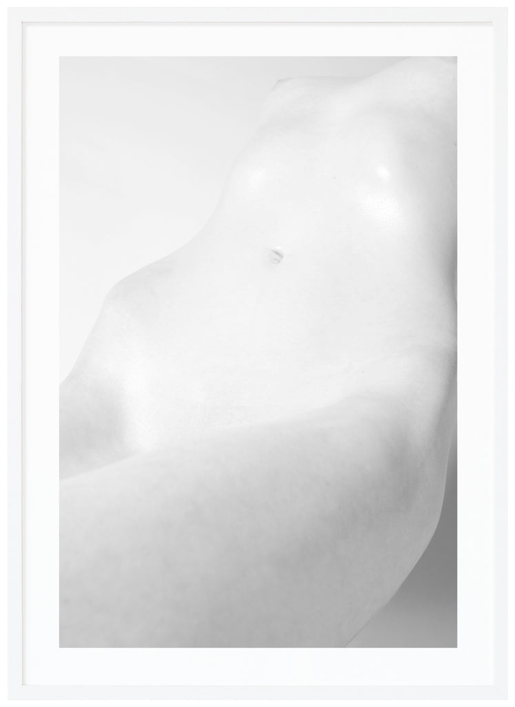 Svart-vit poster av naken kvinnokropp. Magen och bröst. Vit ram.