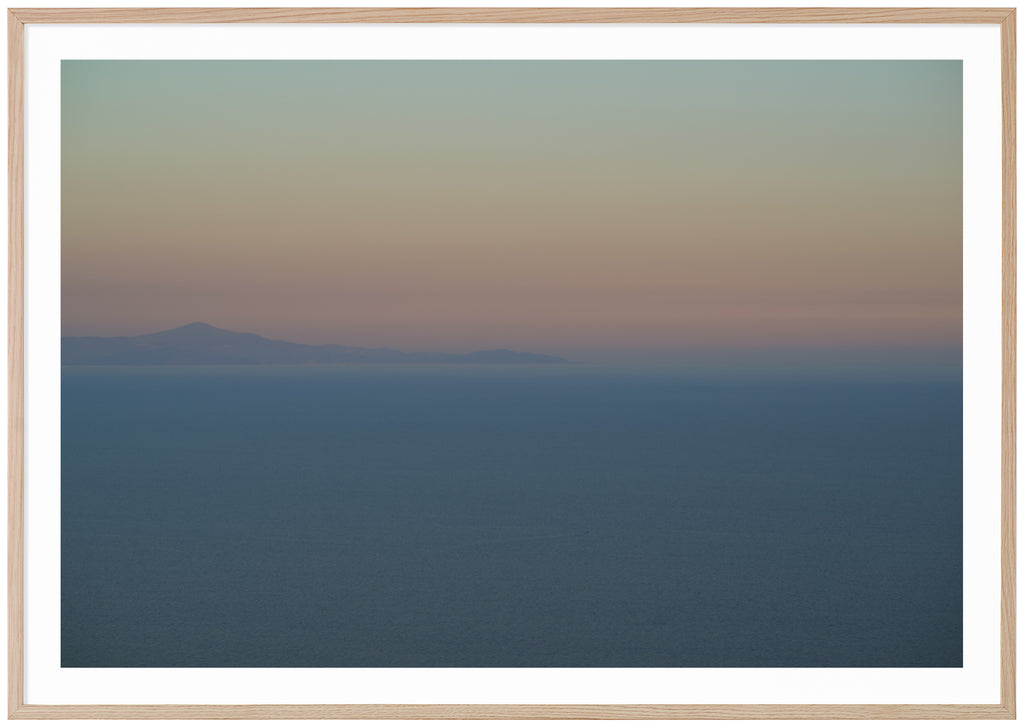 Poster av medelhavet vid Amalfikusten. Berg långt ut i havet och svaga färger i blå gul orange och rosa. Ekram.