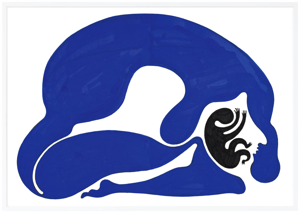 Abstrakt poster av två figurer i blått och svart. Liggande format. Vit ram.