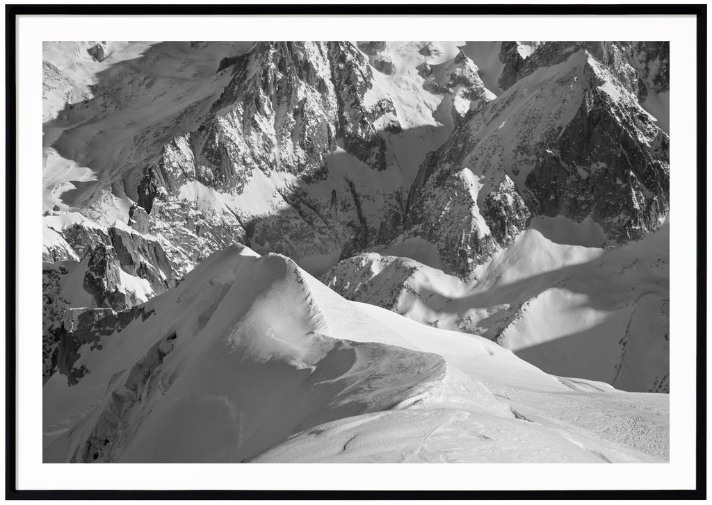 Svart-vitt fotografi, snötäckta bergen i Alperna. Svart ram