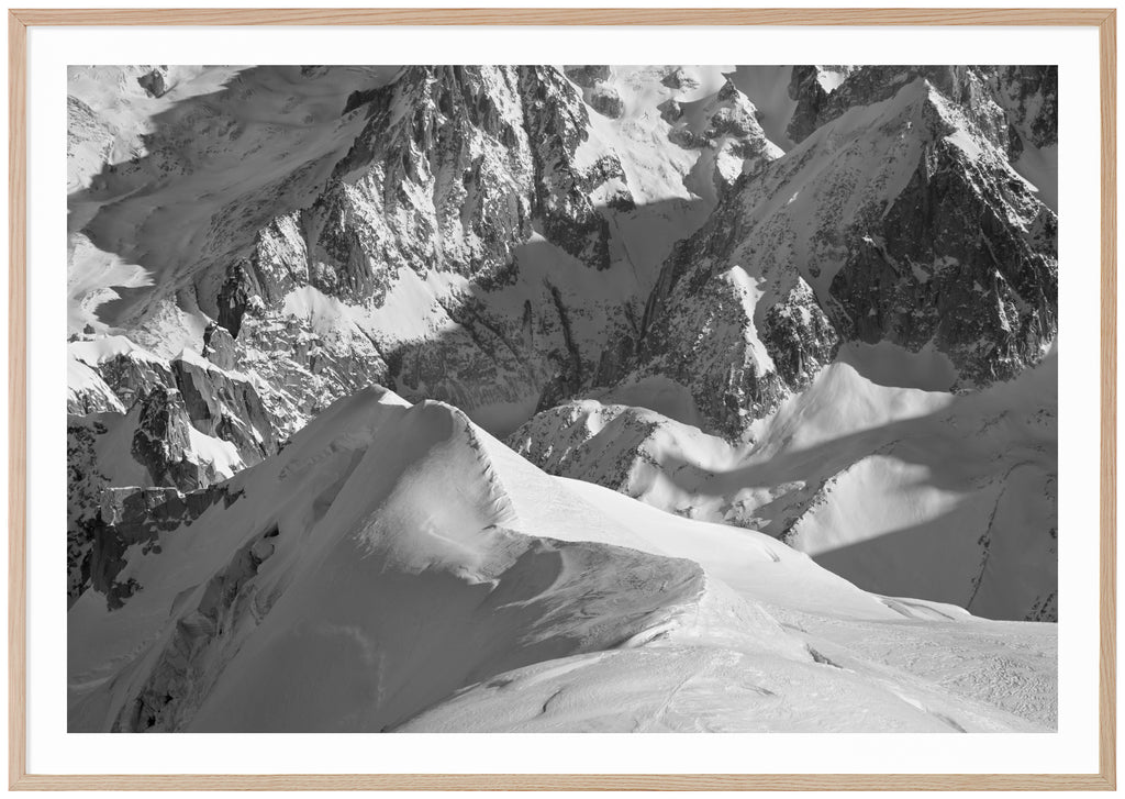 Svart-vitt fotografi, snötäckta bergen i Alperna.  Ekram