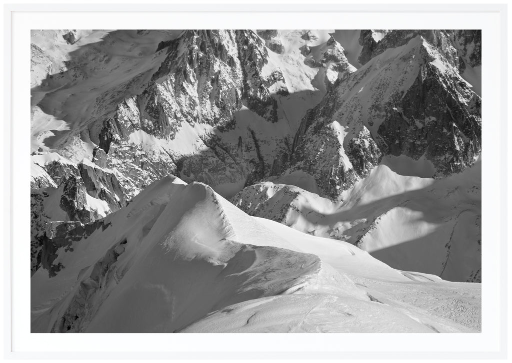 Svart-vitt fotografi, snötäckta bergen i Alperna. Vit ram