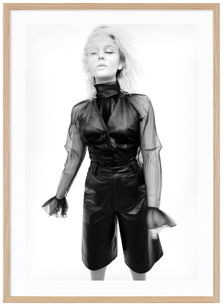 Svart-vit poster av Zara Larsson i svart klädsel. Vit bakgrund och håret i ansiktet. Ekram.